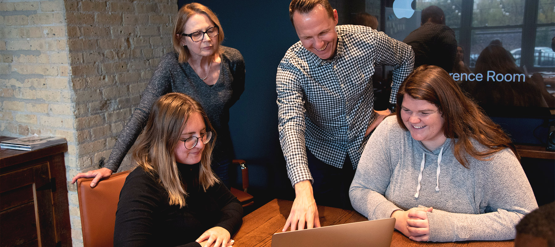 service-page-image-multichannel-communications team collaborating in conference room